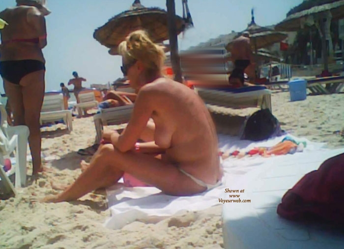 Pic #1Girl in Topless
