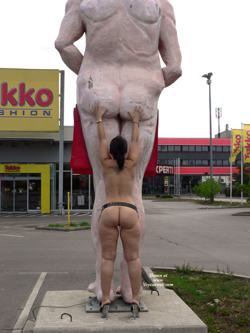 Pic #1Alex Nude In Public