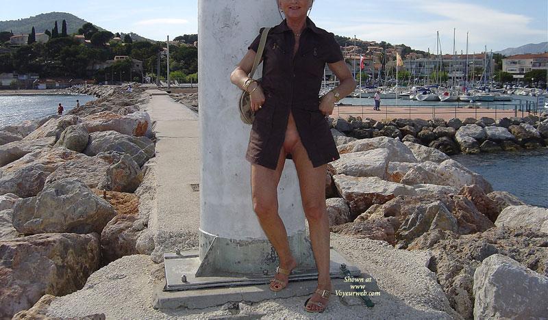 Pic #1Nue Sous Mes Jupes - Public Exhibitionist, Shaved, Mature