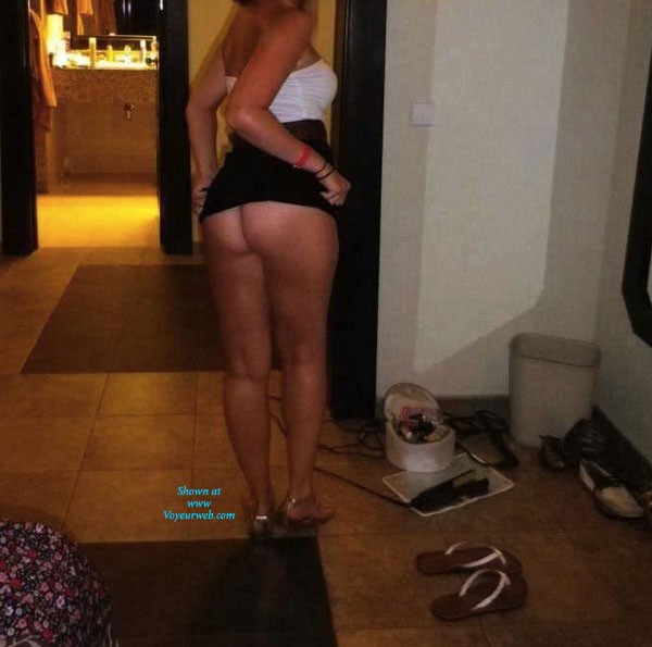 Pic #1A Little Ass Flash - Round Ass