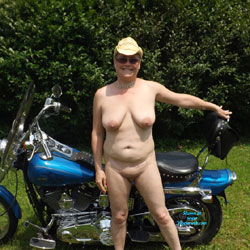 Pic #1 Nude In The Front Yard - Big Tits