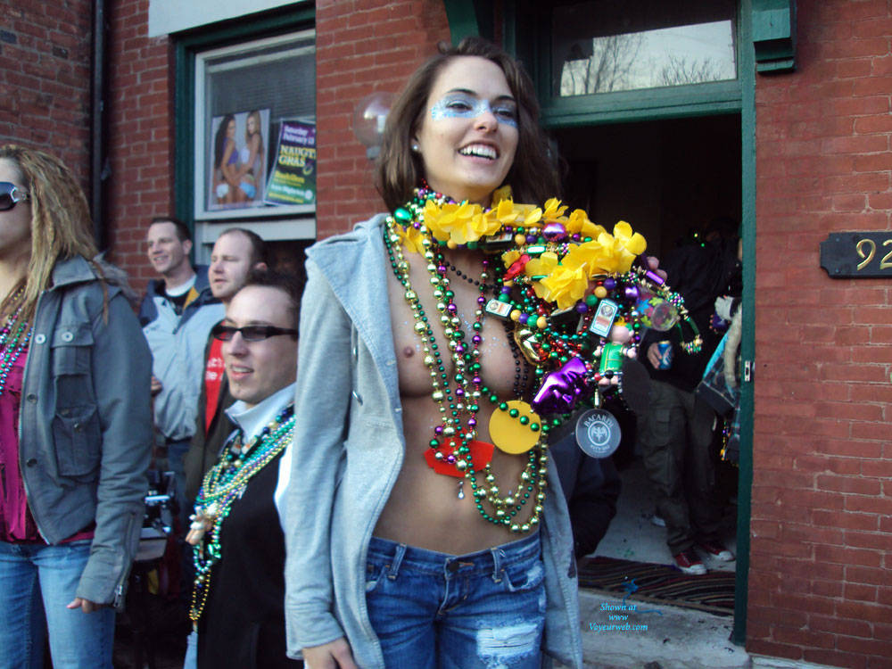 Pic #1Girls Attracting Attention