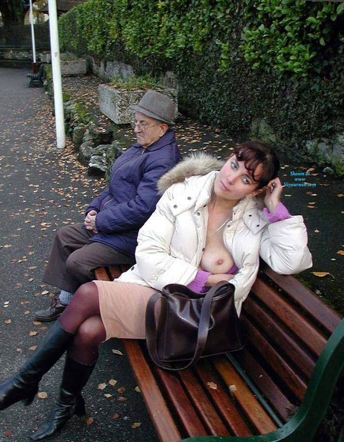 Pic #1Avec un Papi, le Pauvre !!!!! - Big Tits, Flashing, Public Exhibitionist, Public Place