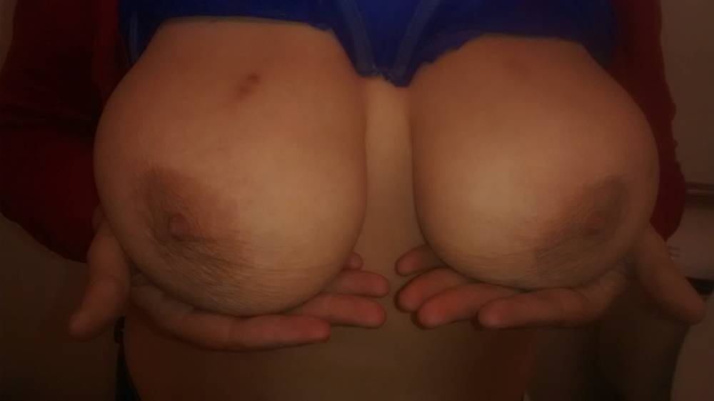 Pic #1 Very large tits of my wife - Joanie
