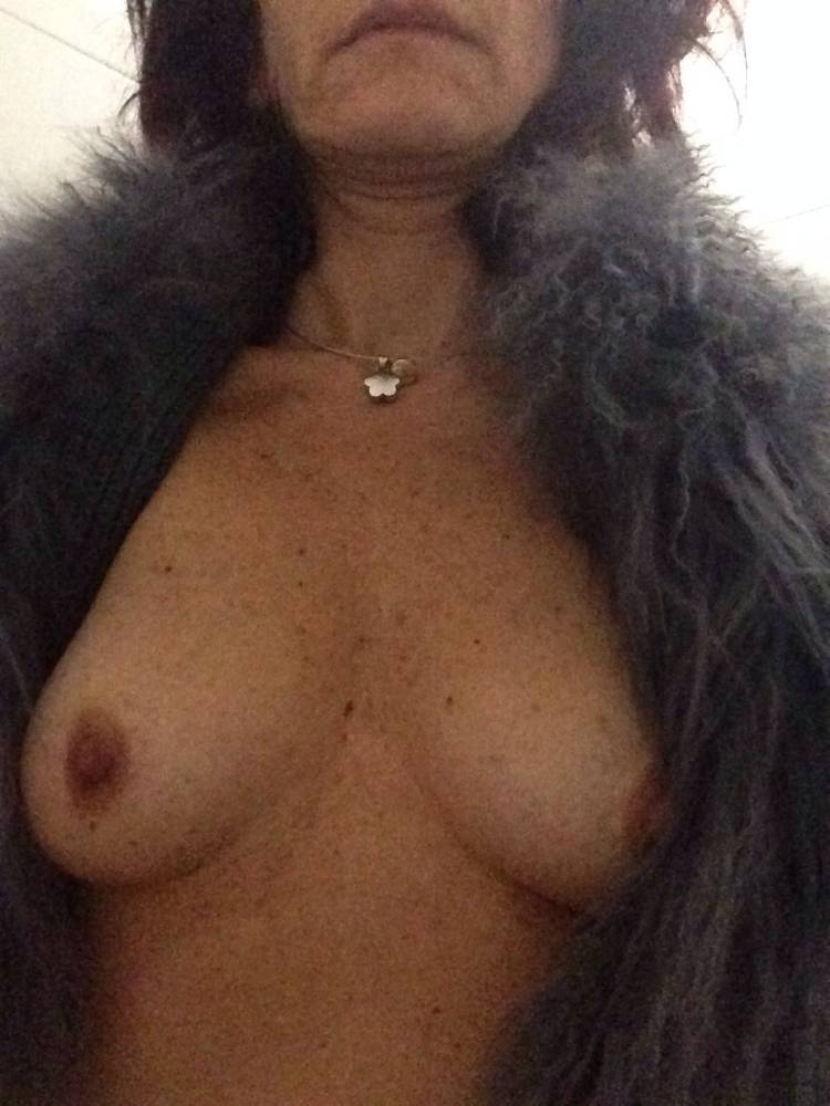Pic #1 Medium tits of my wife - Alicia