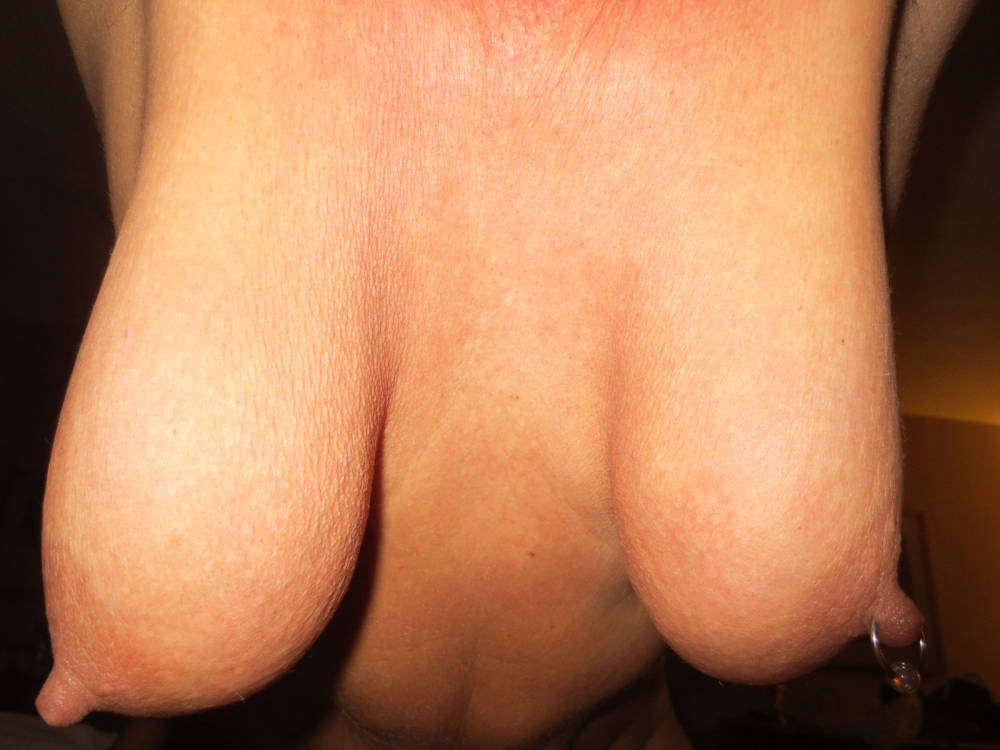 Pic #1 Very large tits of a neighbor - Stephie