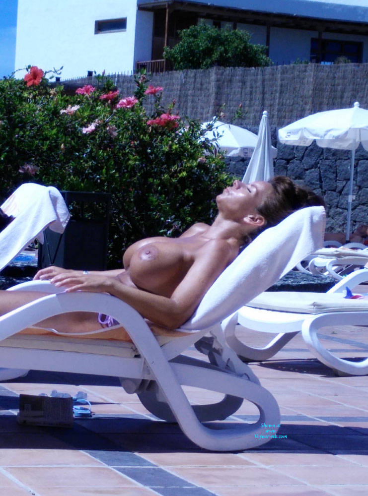 Pic #1En la Piscina - Big Tits, Brunette