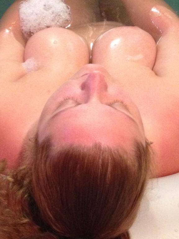Pic #1 Very large tits of a neighbor - Korine