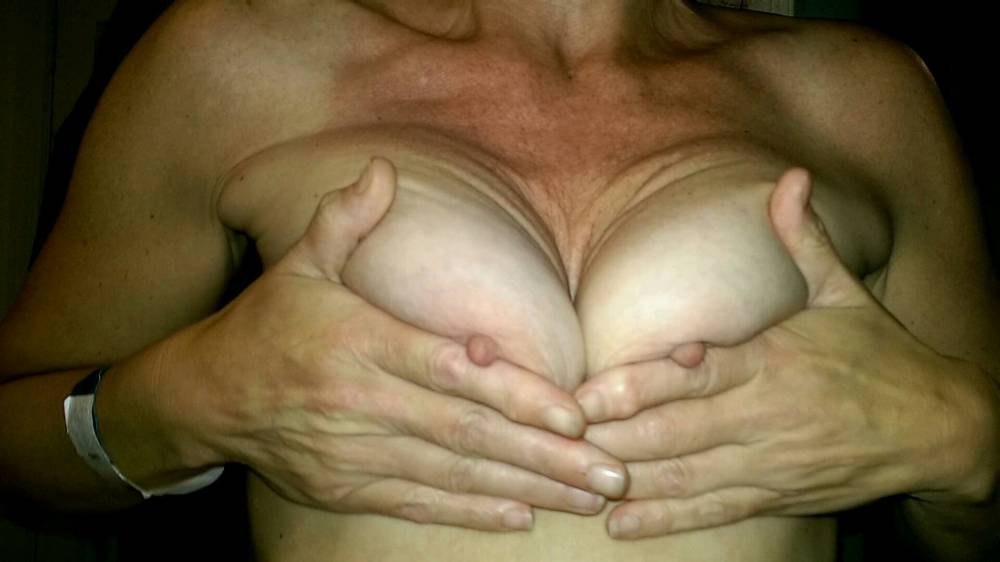 Pic #1 Small tits of my wife - my bug