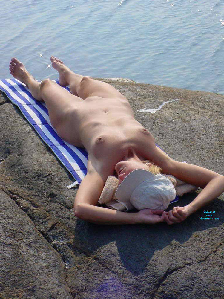 Pic #1 Linda Nude On The Rocks - Beach