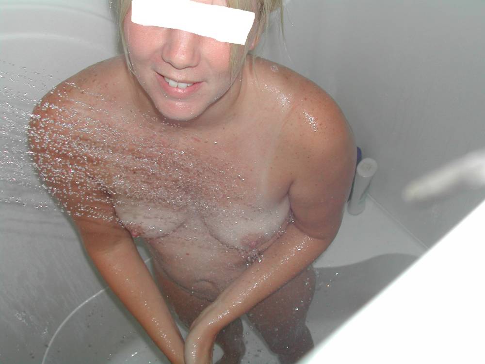 Pic #1 Medium tits of my girlfriend - Renee