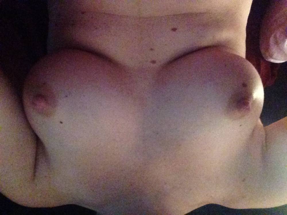 Pic #1 My medium tits - Marilyn 