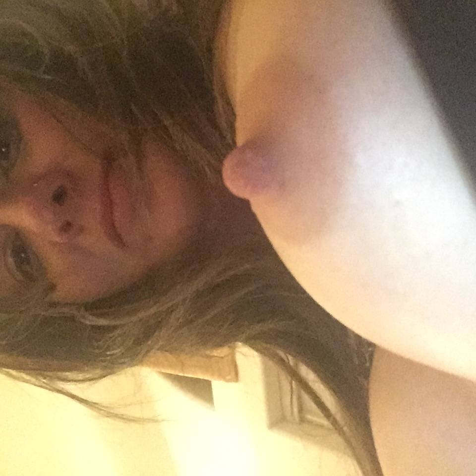 Pic #1 Medium tits of my room mate - Marie