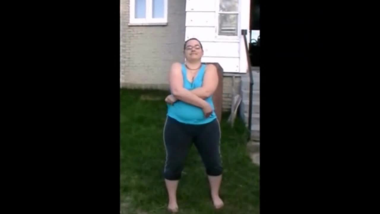 Pic #1Derriere la Maison, A la Vue Des Voisins - Brunette, Medium Tits, Outdoors, Bbw