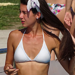 Pic #1Une Deesse Toit Simplement - Bikini Voyeur, Brunette