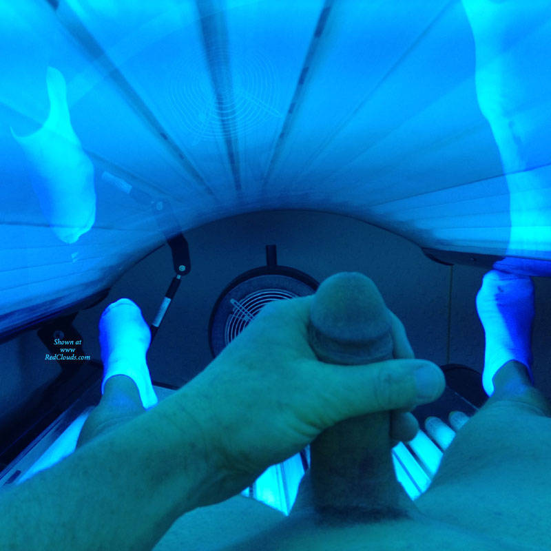 Pic #1M* Jerking In A Tanning Bed