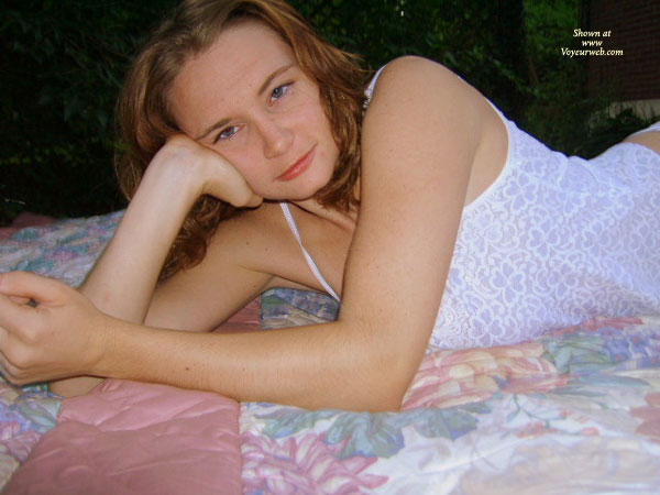 Pic #1Jessica In The Yard