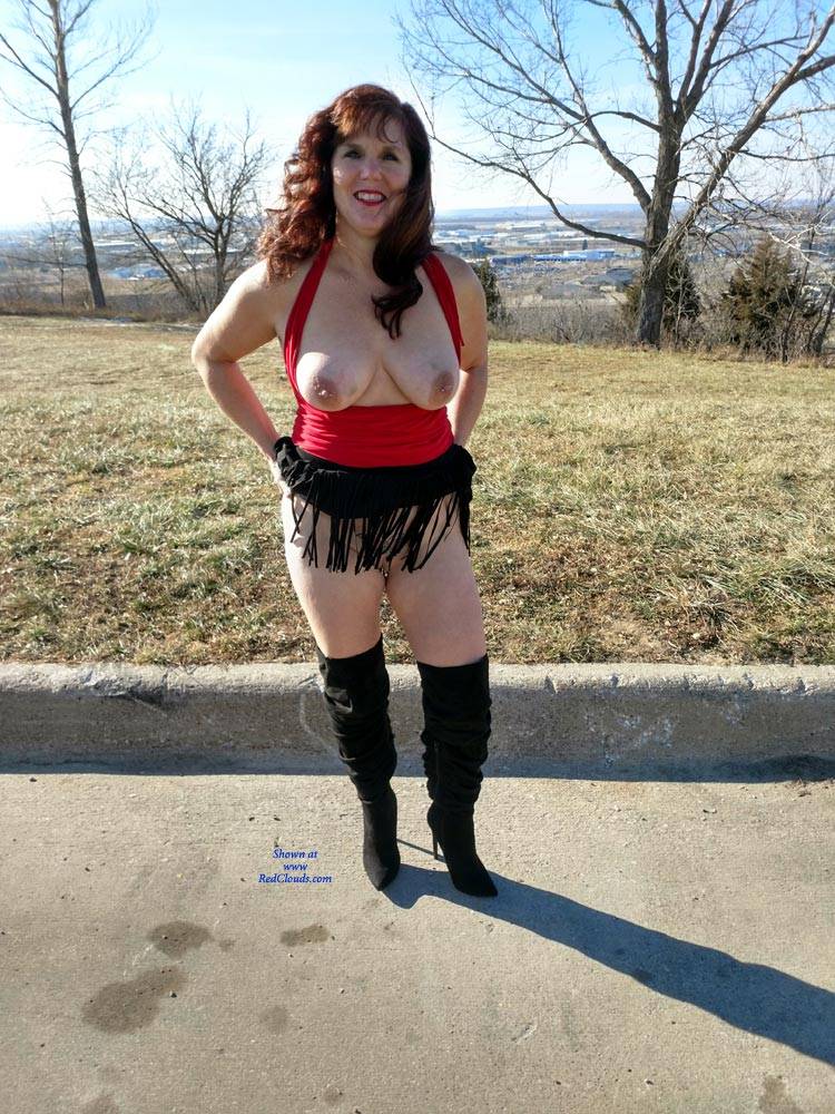 Pic #1 Lisa Outside - High Heels Amateurs, Outdoors