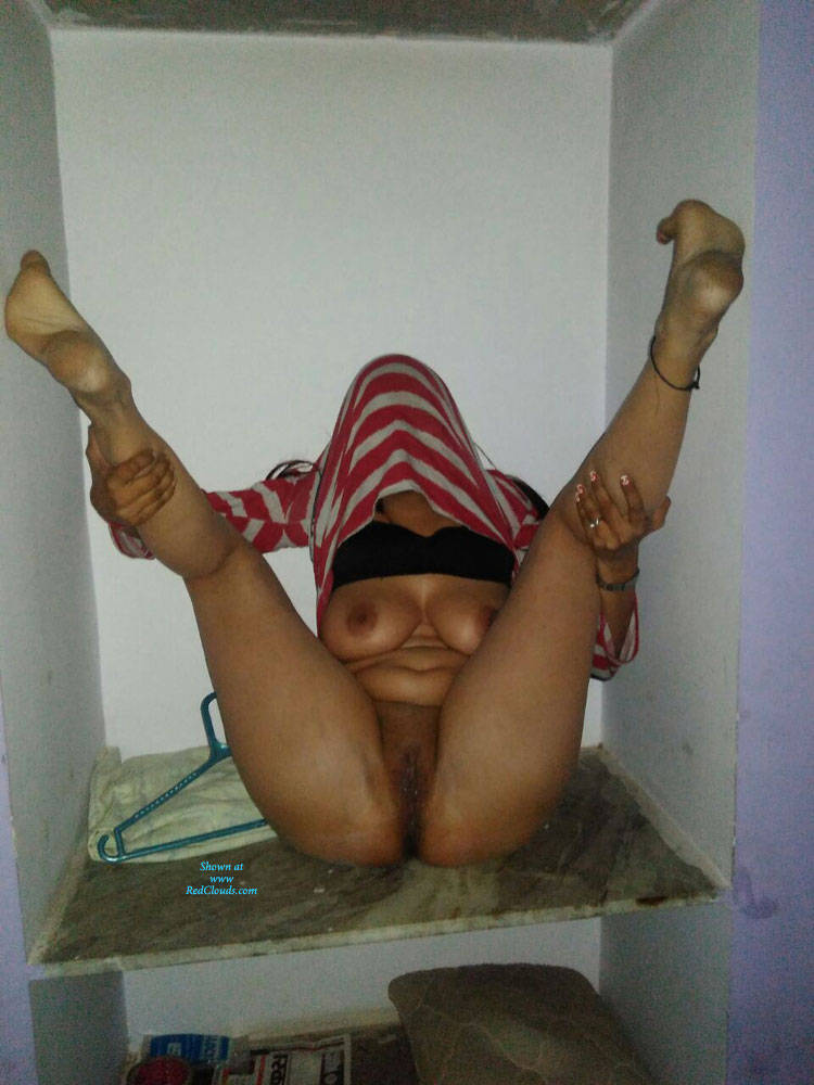 Pic #1 Posed For Public - Amateur