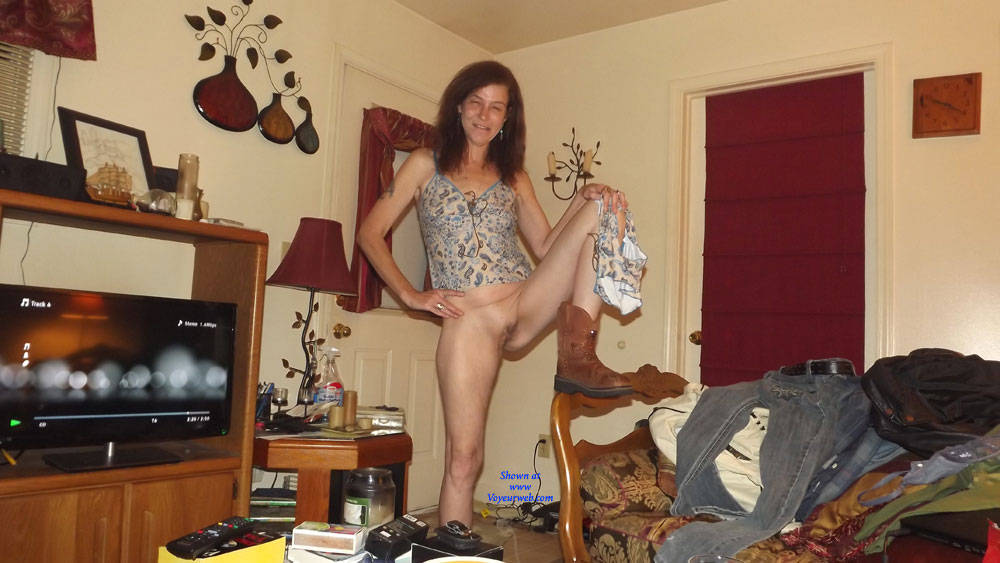 Pic #1J Showing Off - Brunette, Amateur