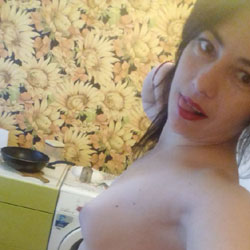 Pic #1 Home Selfies - Nude Girls, Brunette, Amateur