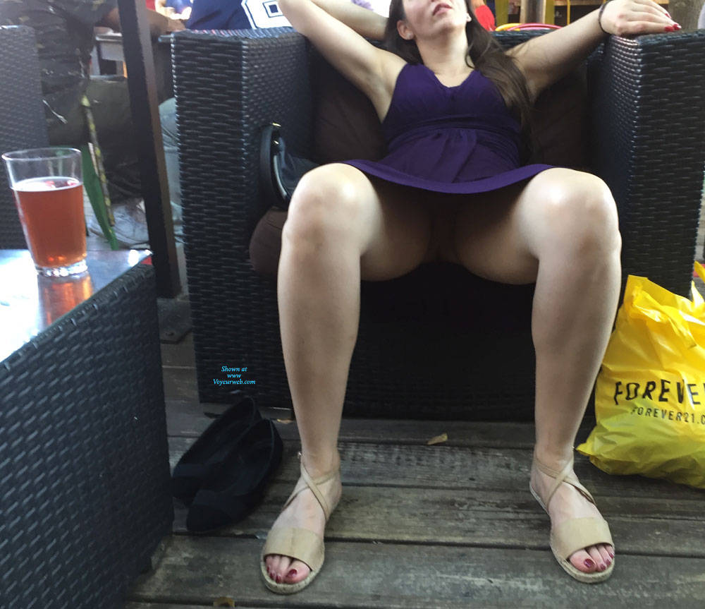 Pic #1In A Bar In Houston - Pantieless Girls, Public Exhibitionist, Flashing, Public Place, Amateur