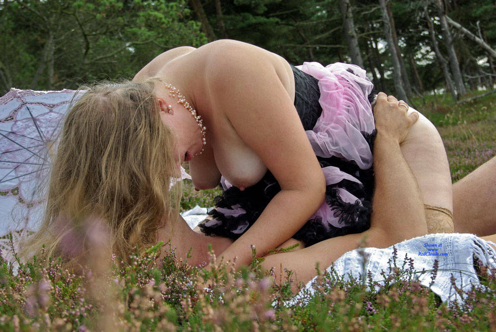 Pic #1 The MILF Behind The Umbrella - Outdoors, Girl On Guy, Penetration Or Hardcore, Shaved, Pussy Fucking, Amateur