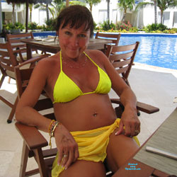 Pic #1 Smiling - Brunette, Mature, Outdoors, Amateur