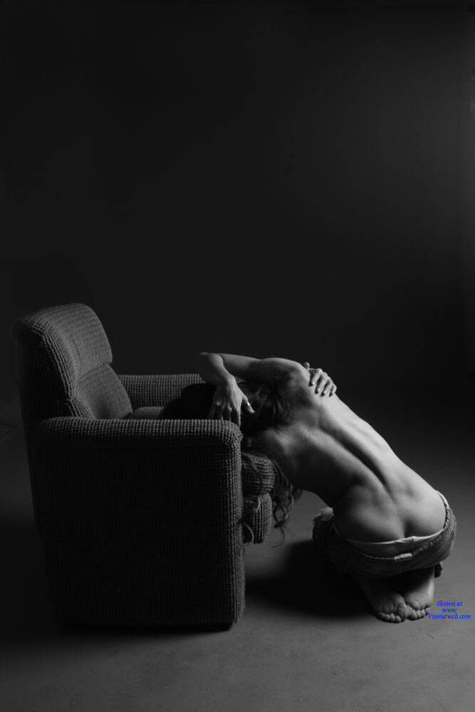 Pic #1Playing Between Lights And Shadows - Brunette, Amateur