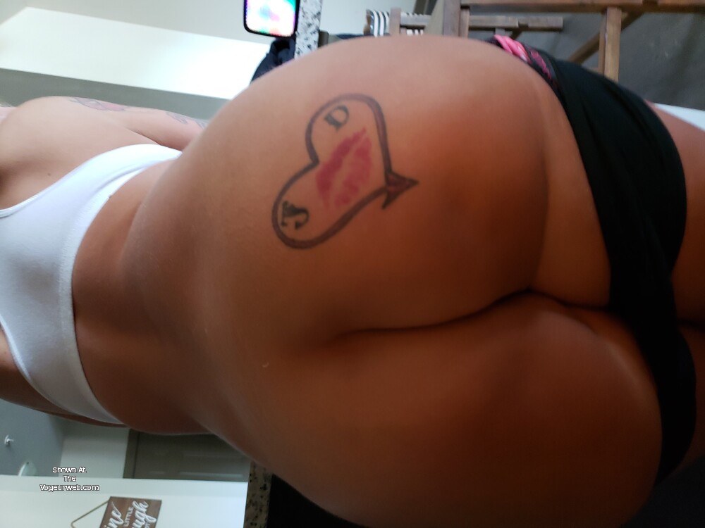 Pic #1 My room mate's ass - Katie