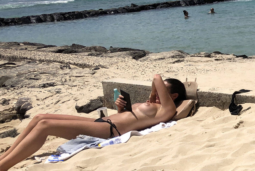 Pic #1She Went Topless On Waikiki Beach - Topless Girls, Beach, Big Tits, Brunette, Outdoors, Beach Voyeur