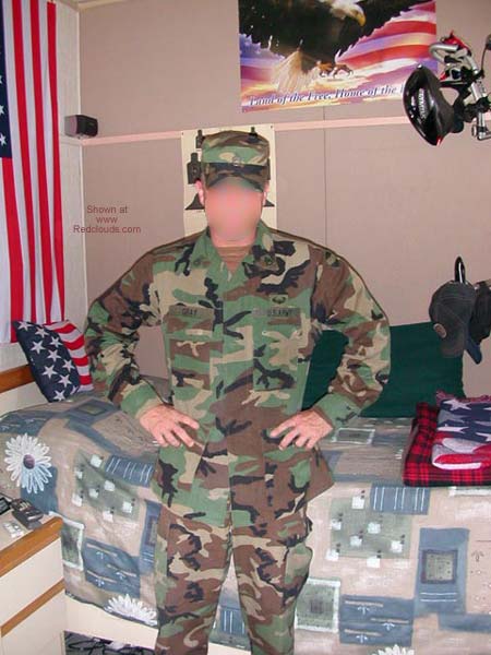 Pic #1M* Army Guy Gets Dirty