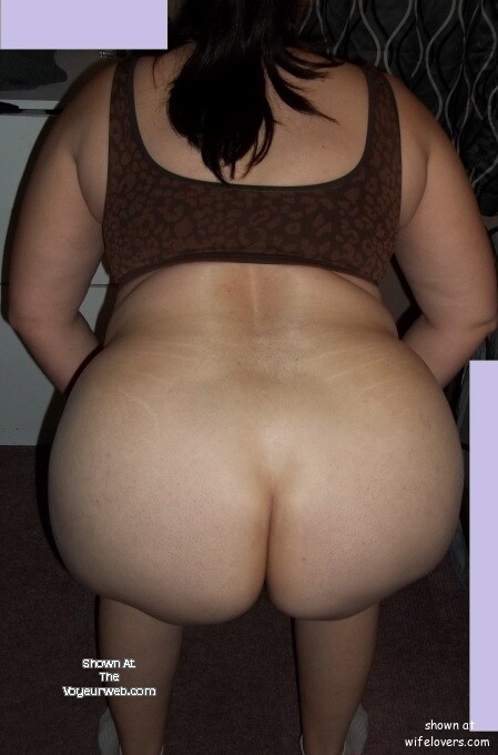 Pic #1 My girlfriend's ass - squat