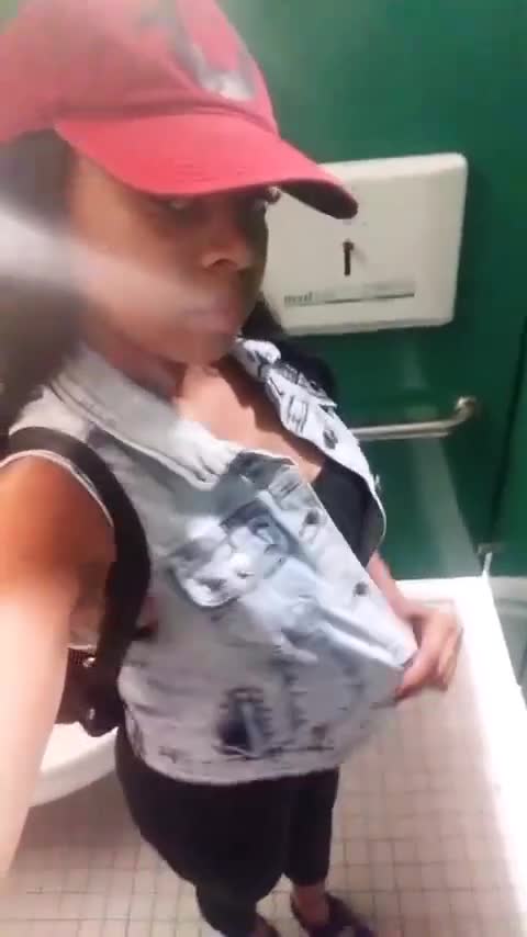 Pic #1Taking A Weewee - Ebony, Amateur