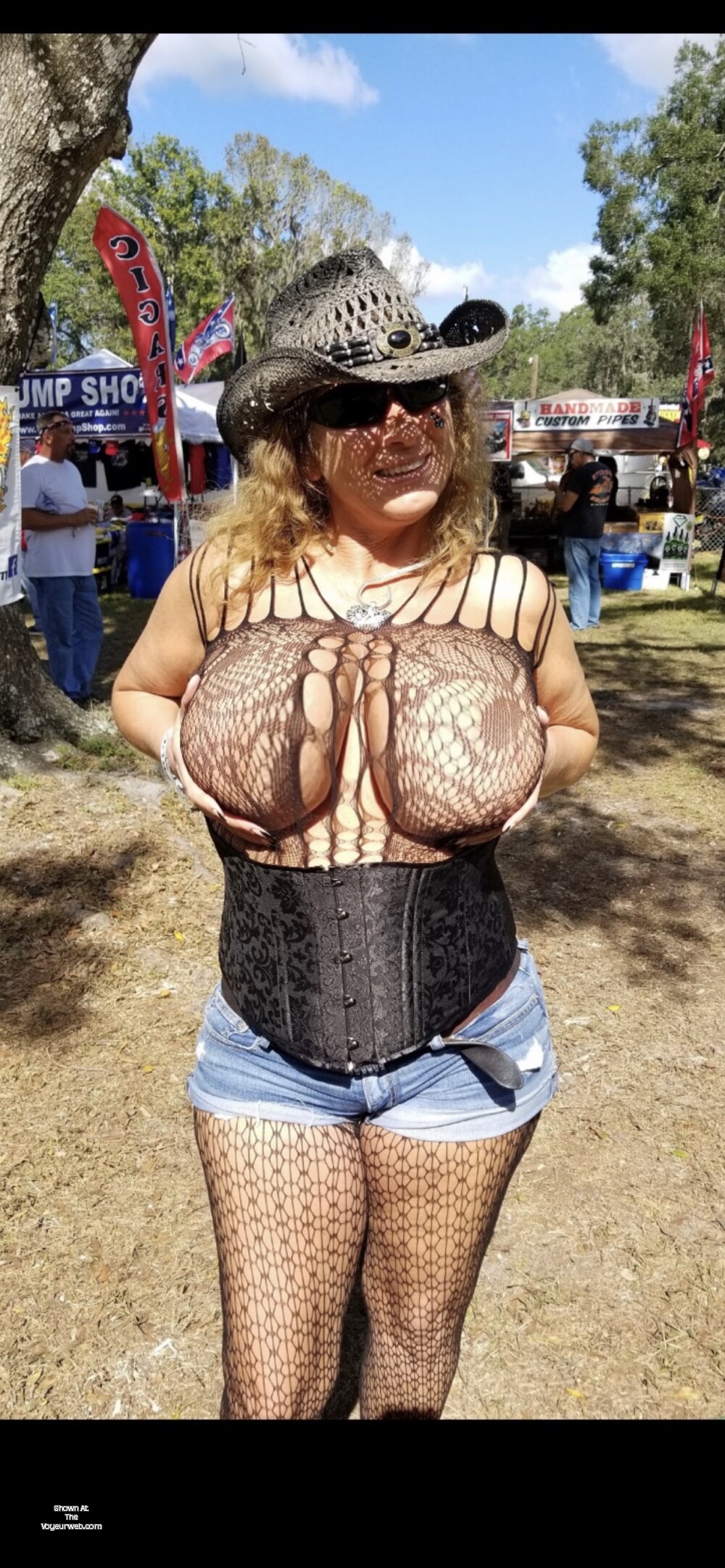 Pic #1 Very large tits of a neighbor - Big titty lady