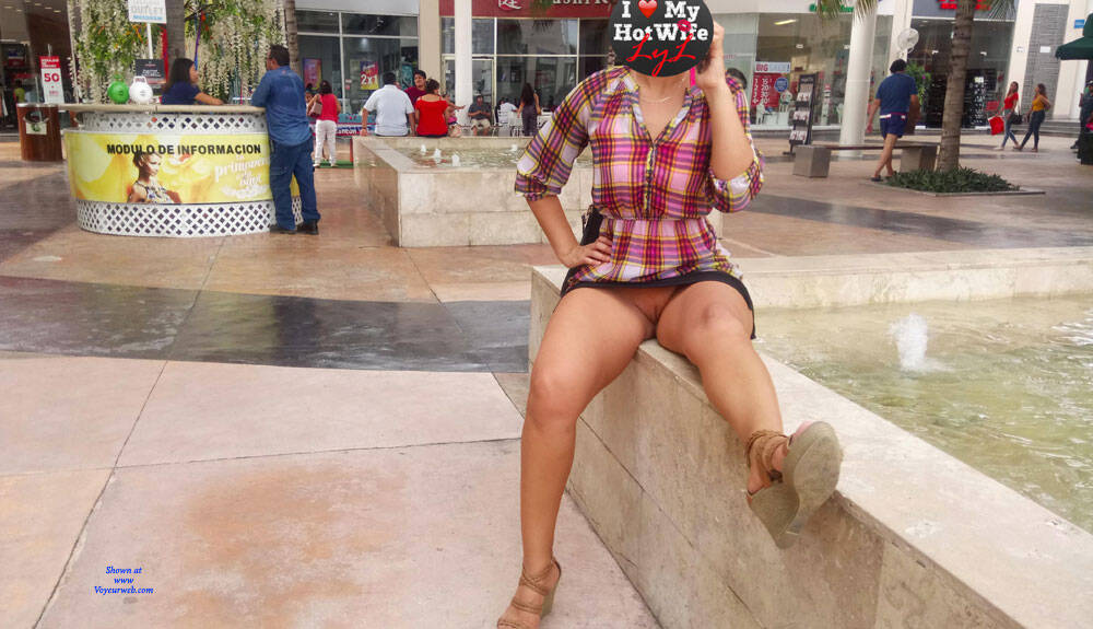 Pic #1Descuido Adrede - Pantieless Wives, Public Exhibitionist, Flashing, Public Place, Amateur