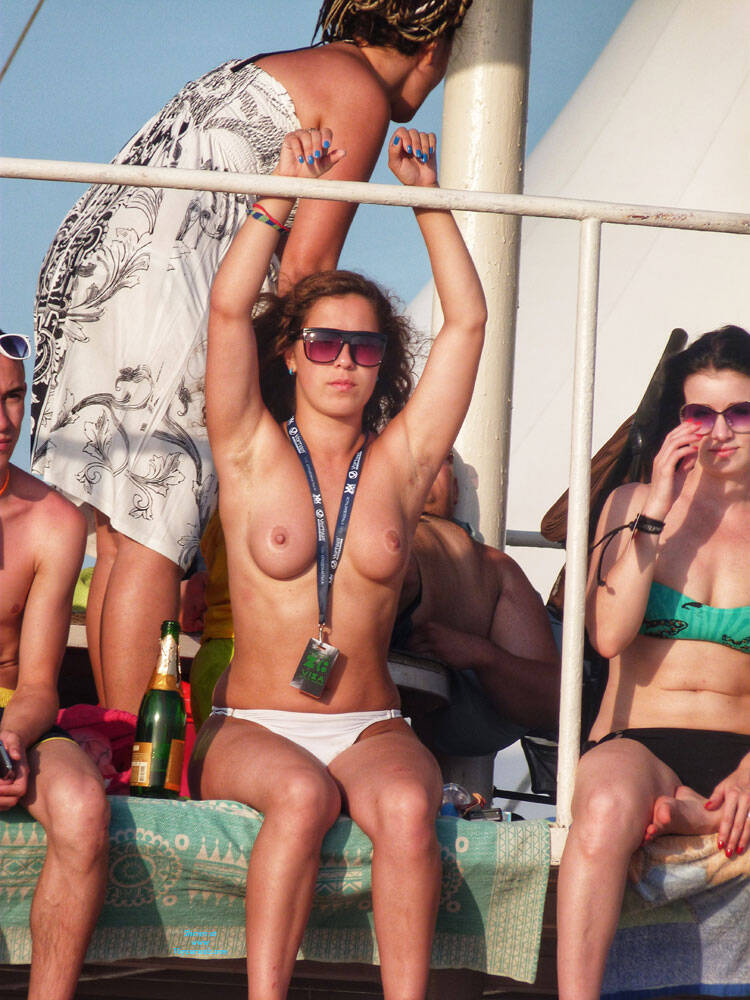 Pic #1Beach Beauty - Topless Girls, Outdoors, Medium Tits