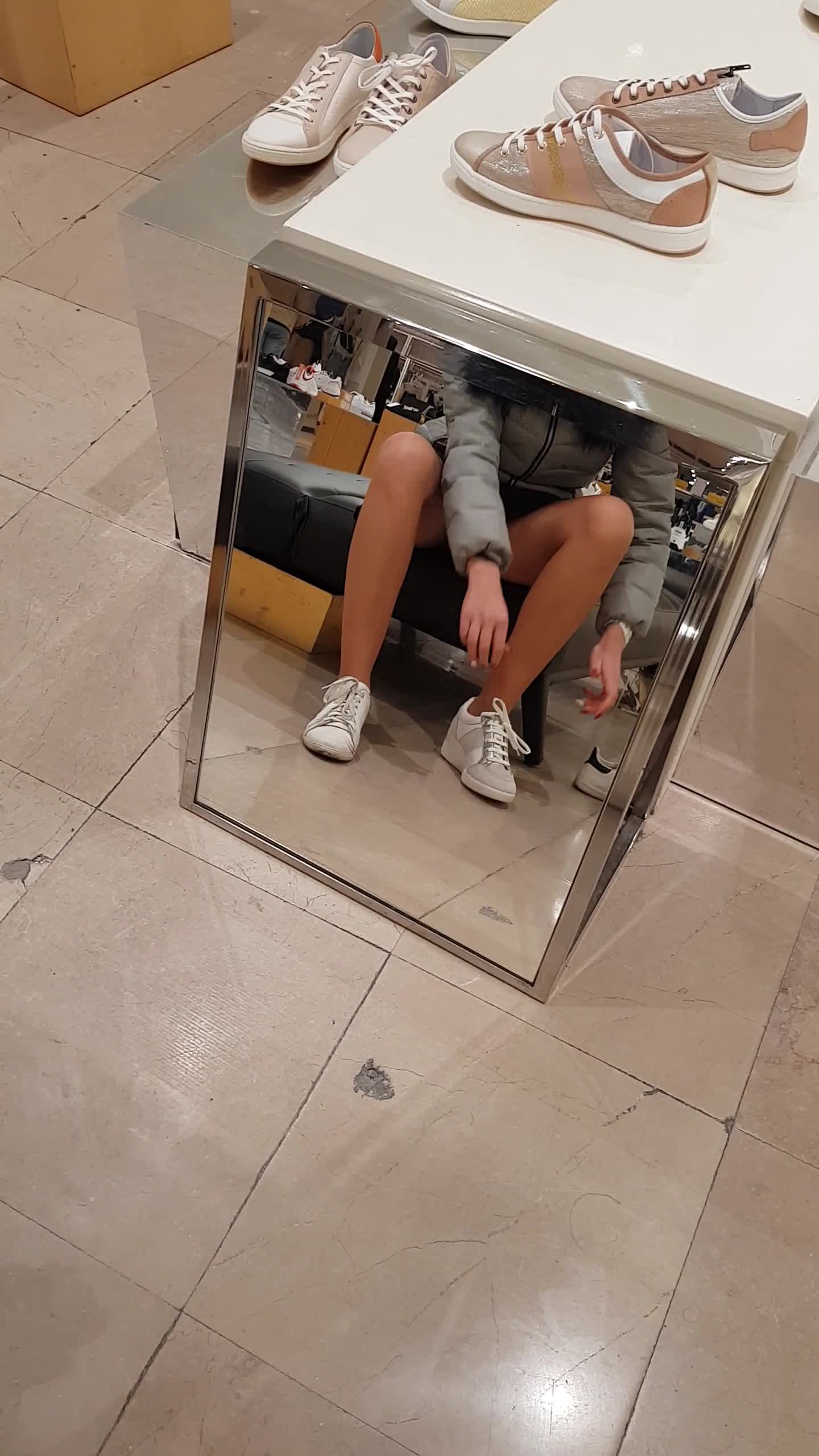 Pic #1Probando Zapatos - Pantieless Girls, Public Exhibitionist, Flashing, Public Place, Amateur