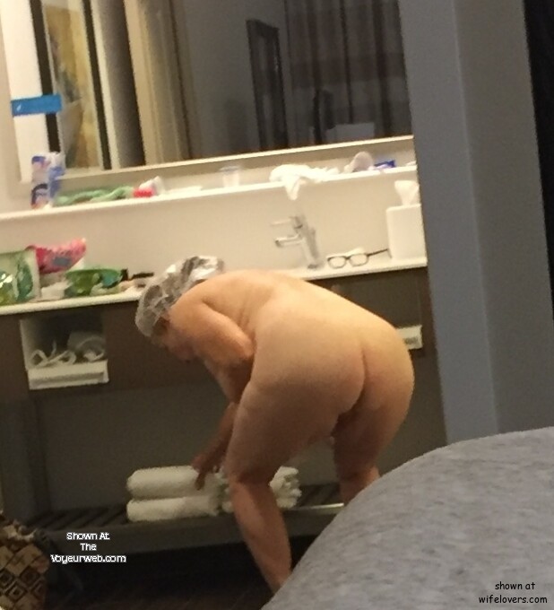 Pic #1 My wife's ass - Vicki