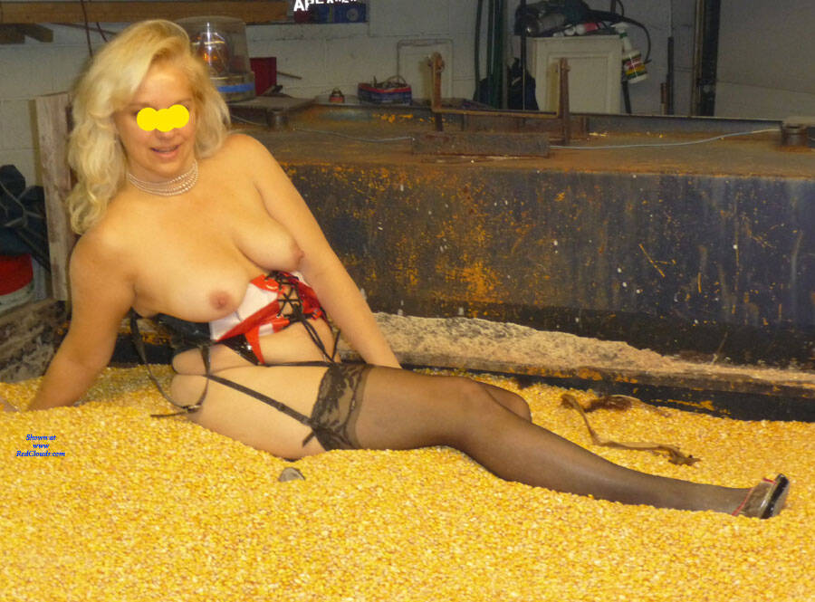 Pic #1 Corn - Nude Amateurs, Big Tits, Blonde, Lingerie, Shaved, Amateur, Stockings Pics