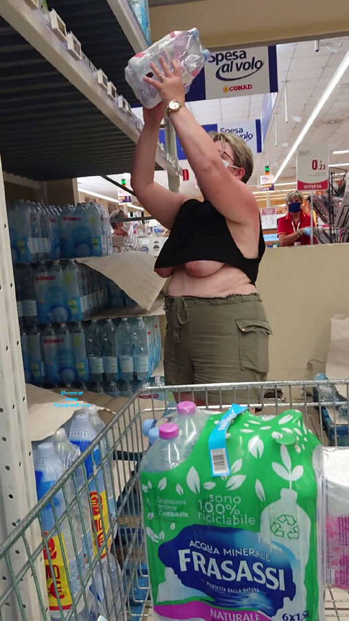 Pic #1Il Faut Que J'avite De Trop Lever Les Bras - Big Tits, Public Exhibitionist, Flashing, Public Place, Amateur