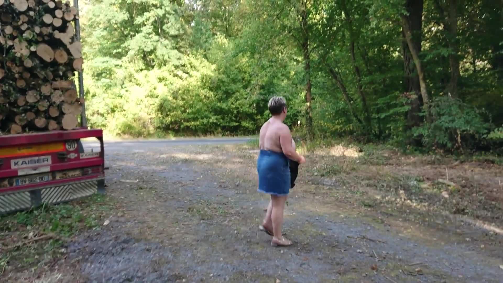 Pic #1Ballade En Foret Fin - Topless Girls, Big Tits, Brunette, Outdoors, Amateur