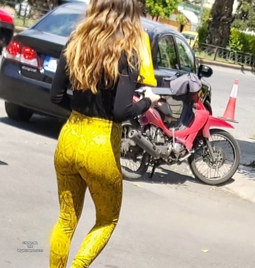 Pic #1 A neighbor's ass - Voula