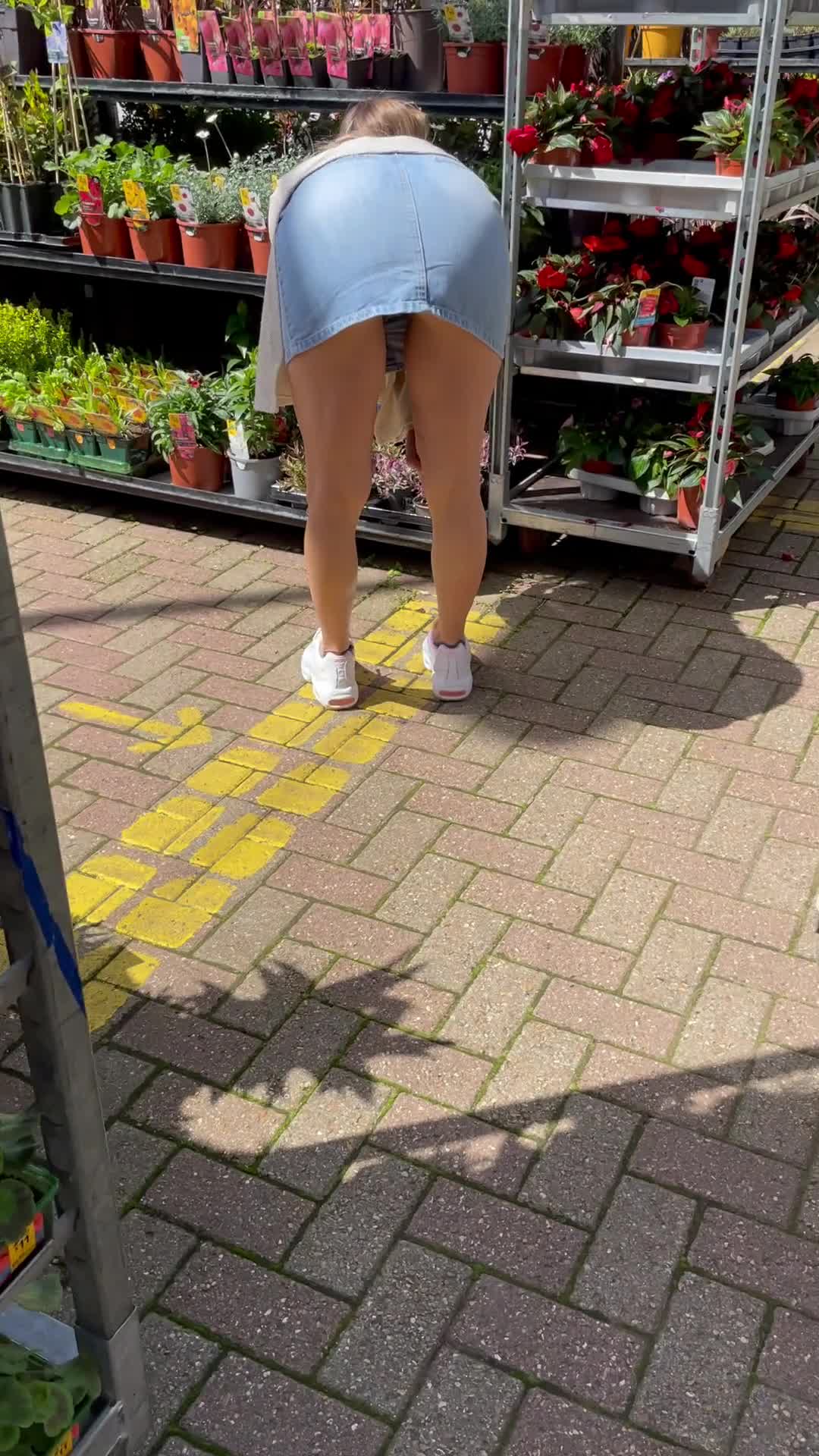 Pic #1Unaware upskirt