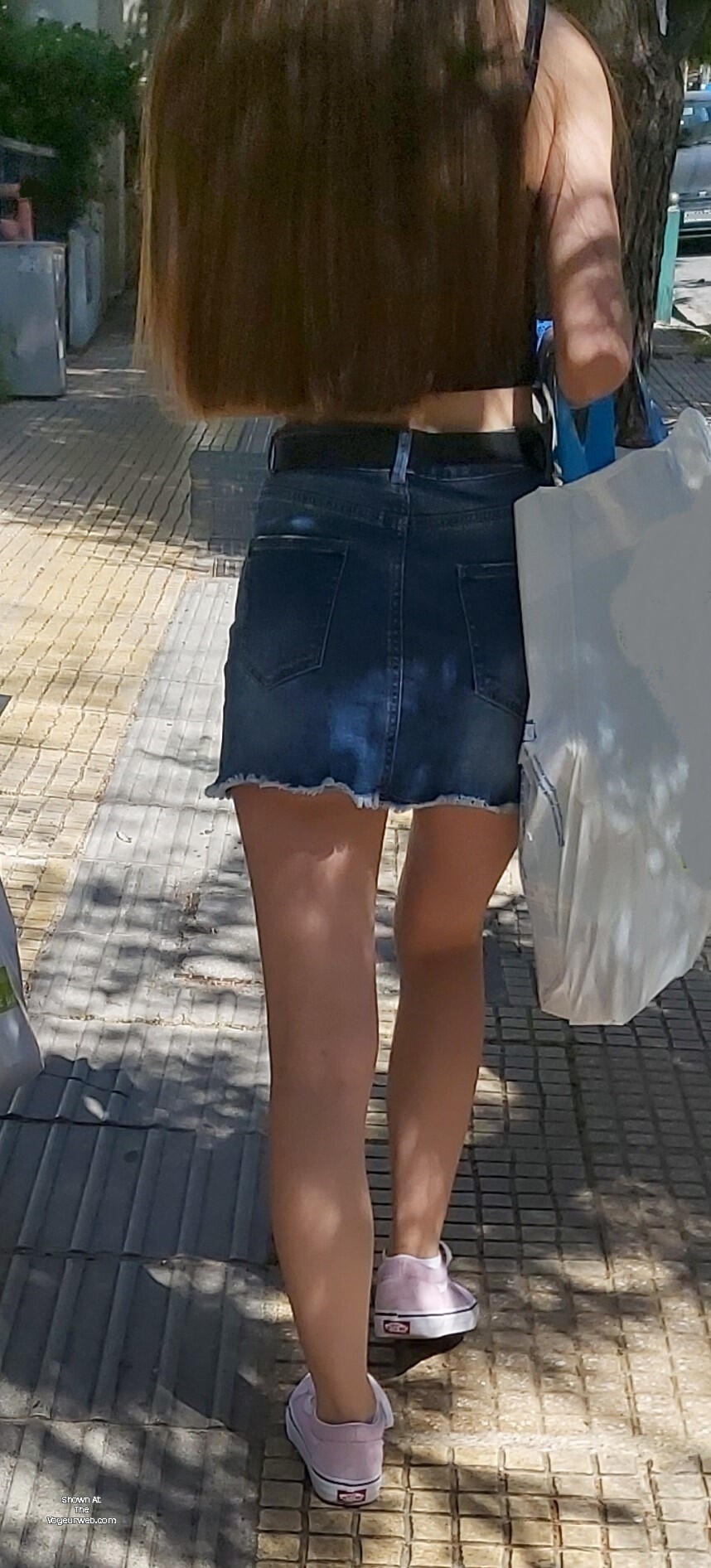 Pic #1 A neighbor's ass - Nini Mos