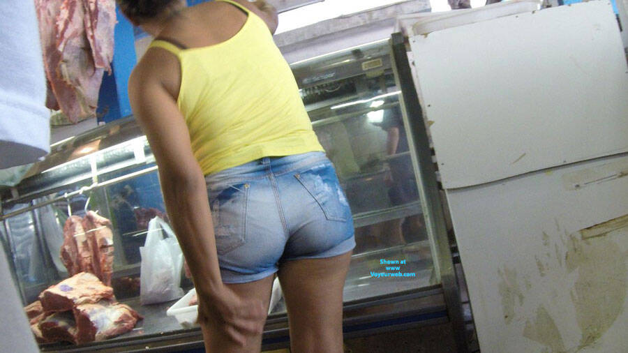 CASADA NUM MERCADO PUBLICO , COMPRANDO CARNES.