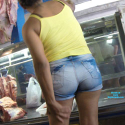CASADA NUM MERCADO PUBLICO , COMPRANDO CARNES.
