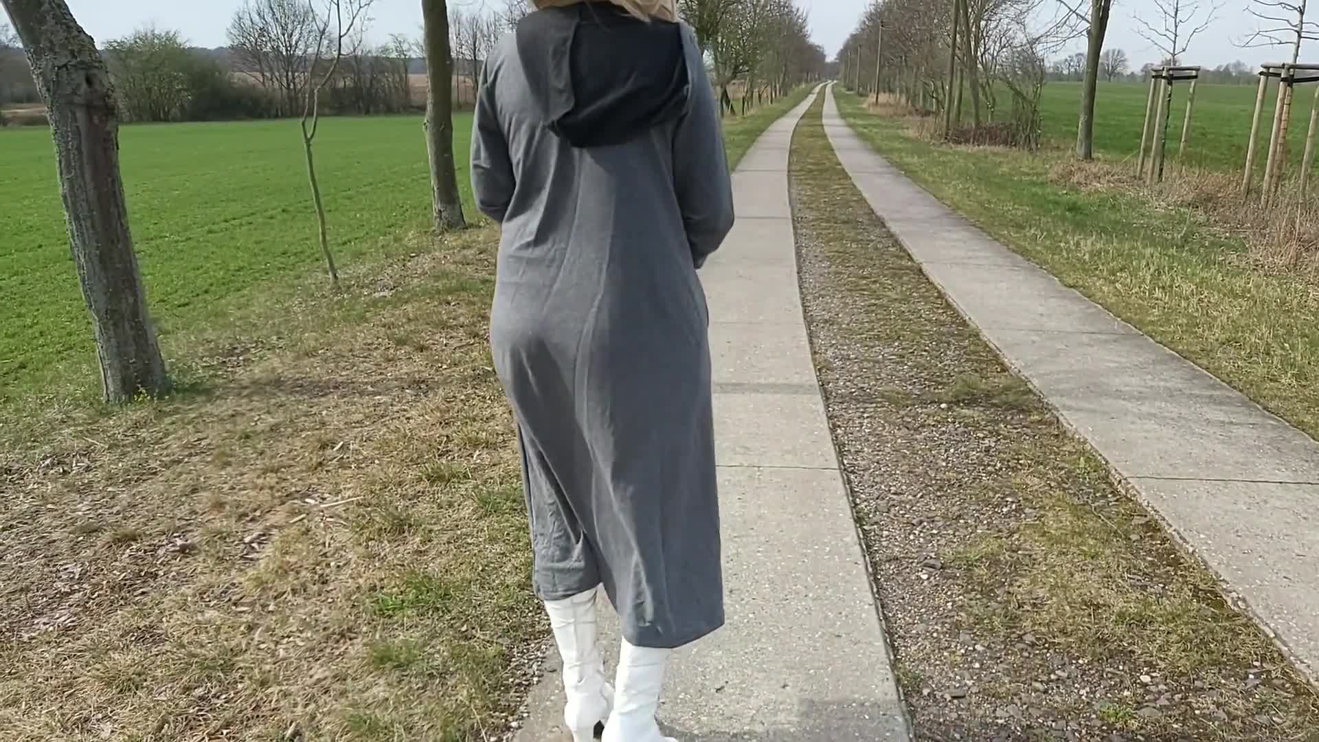 Pic #1Nude Walking!