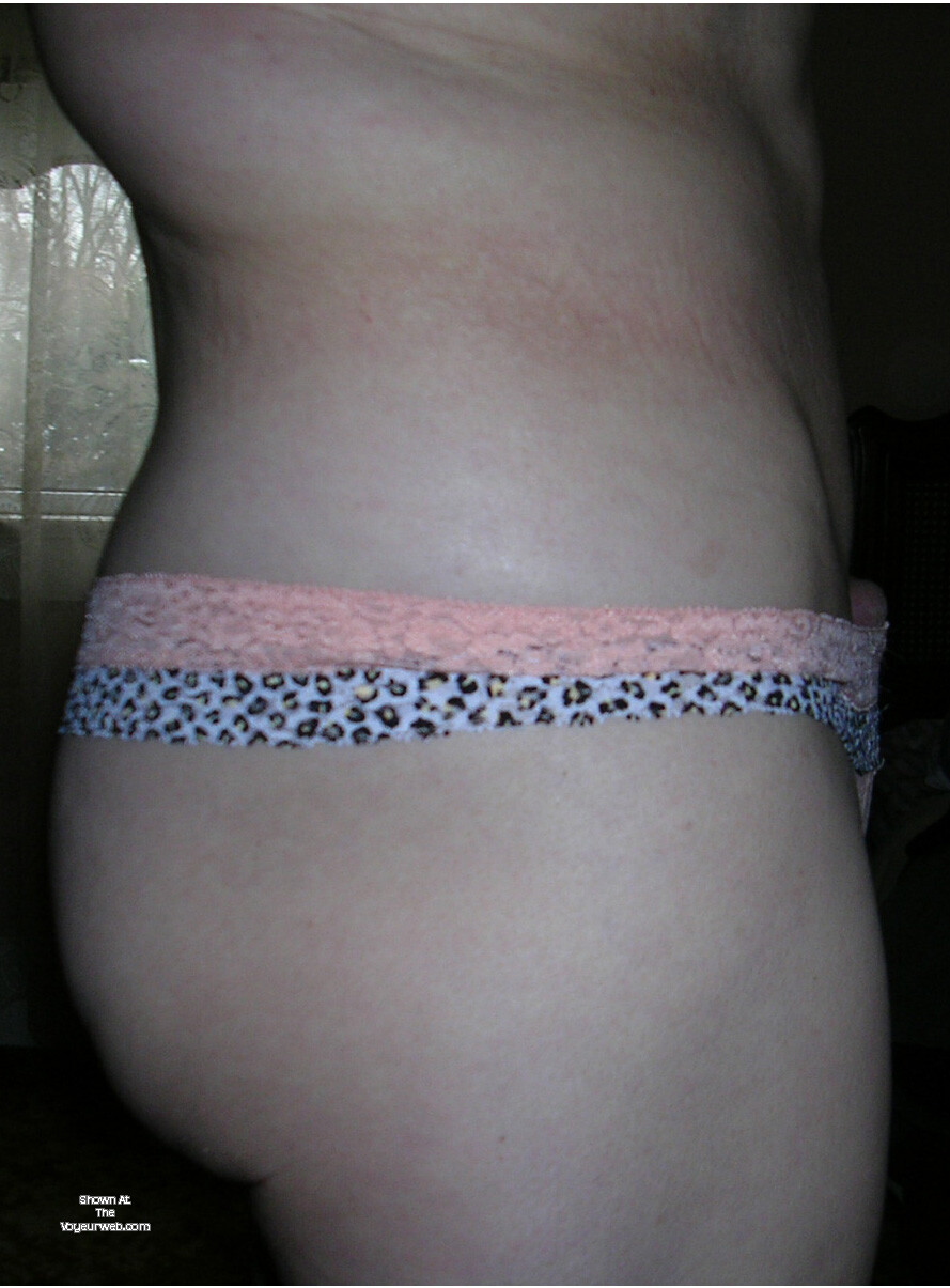 Pic #1 A neighbor's ass - Alexandra