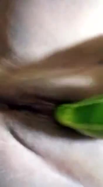 Pic #1Ella y su pepino